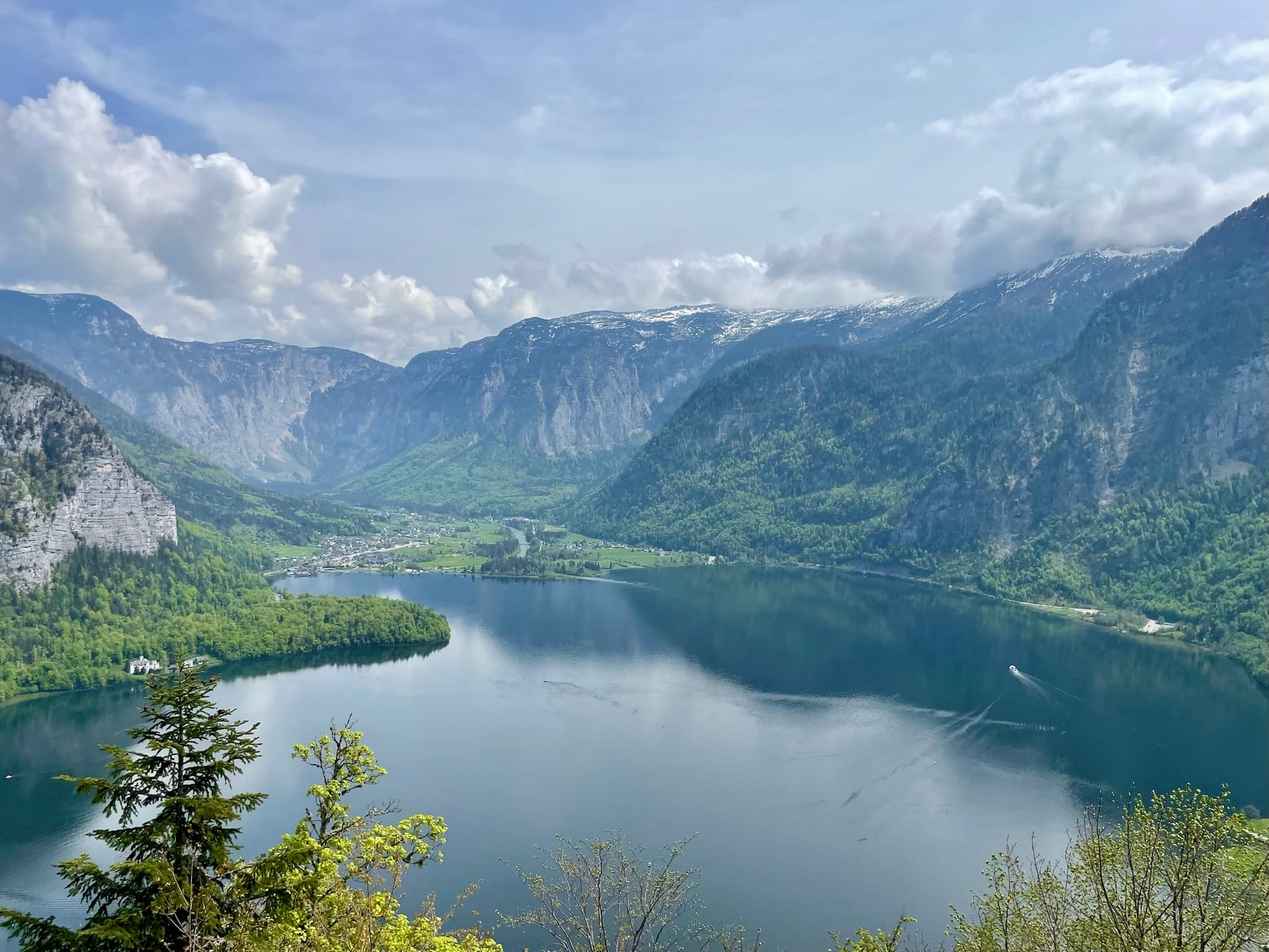 A beautiful view oof lake