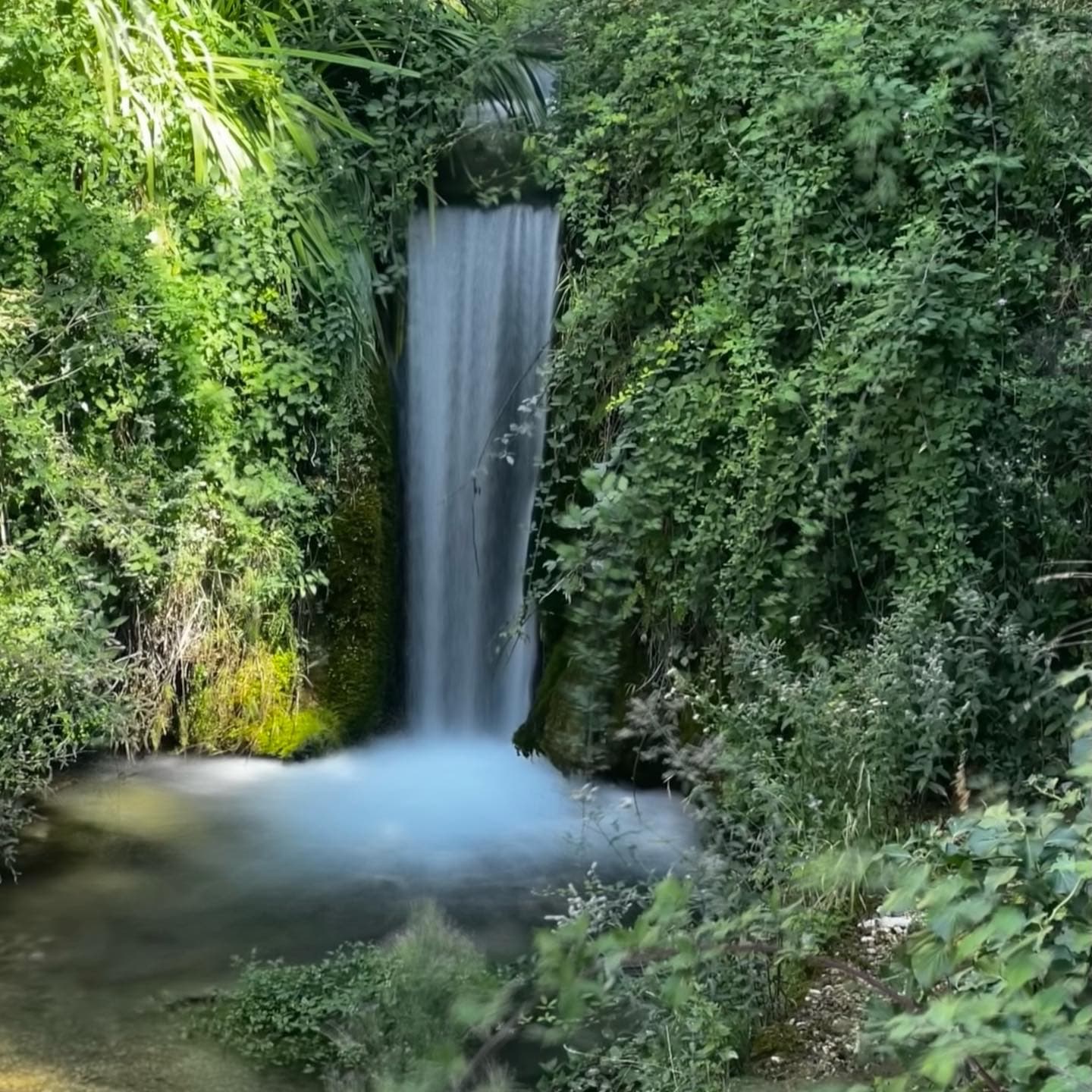 A picture of a waterfall