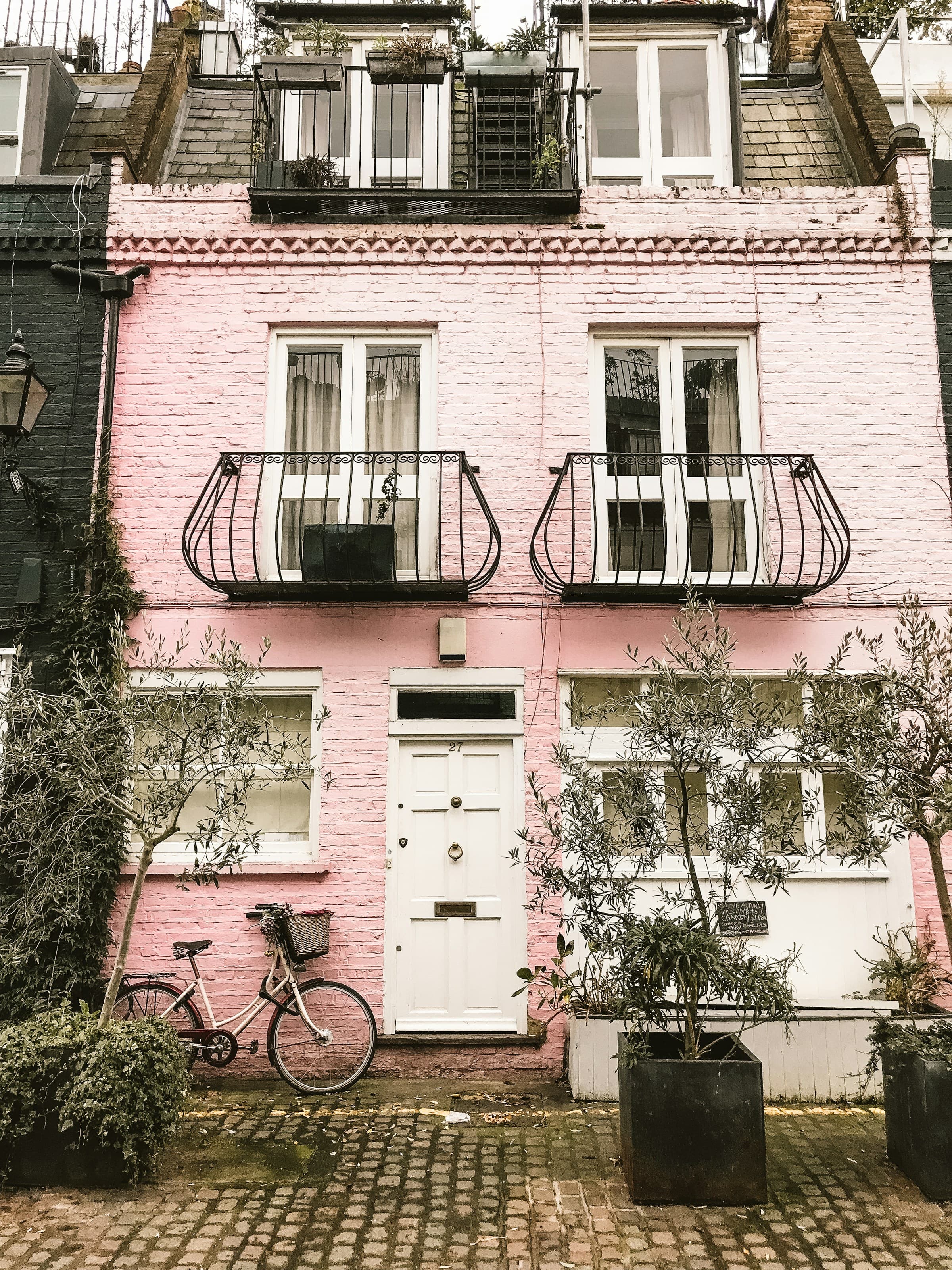A bicycle by the pink-walled house in Notting Hill.