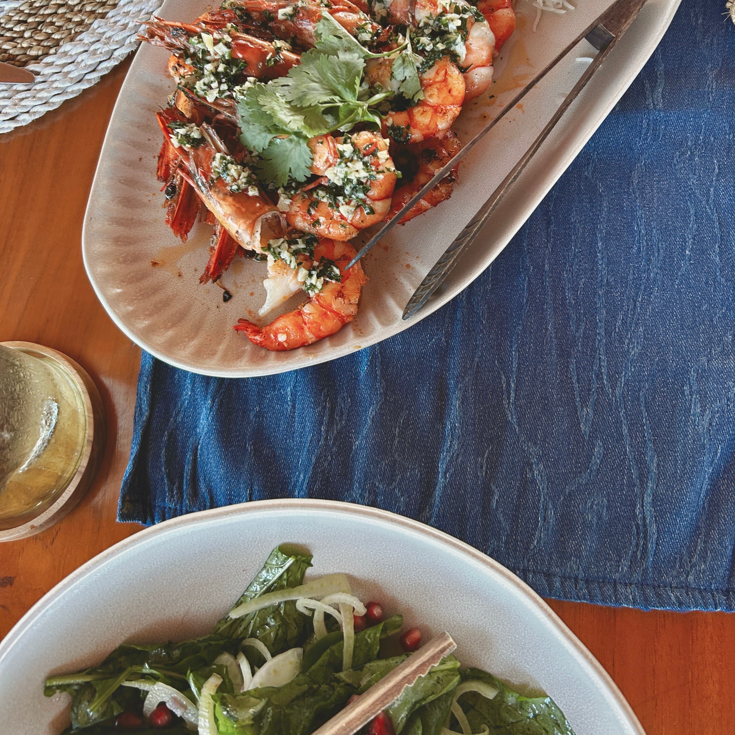 A plate of fresh seafood and shrimps.