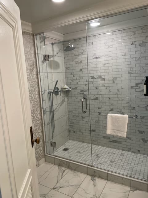 Guest Room Refreshed bathroom - Alexander Avigdor