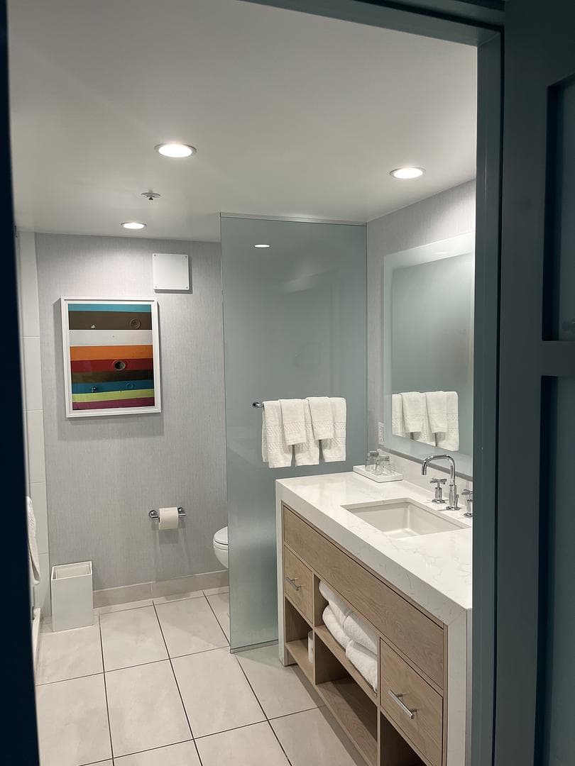 A neat and clean bath