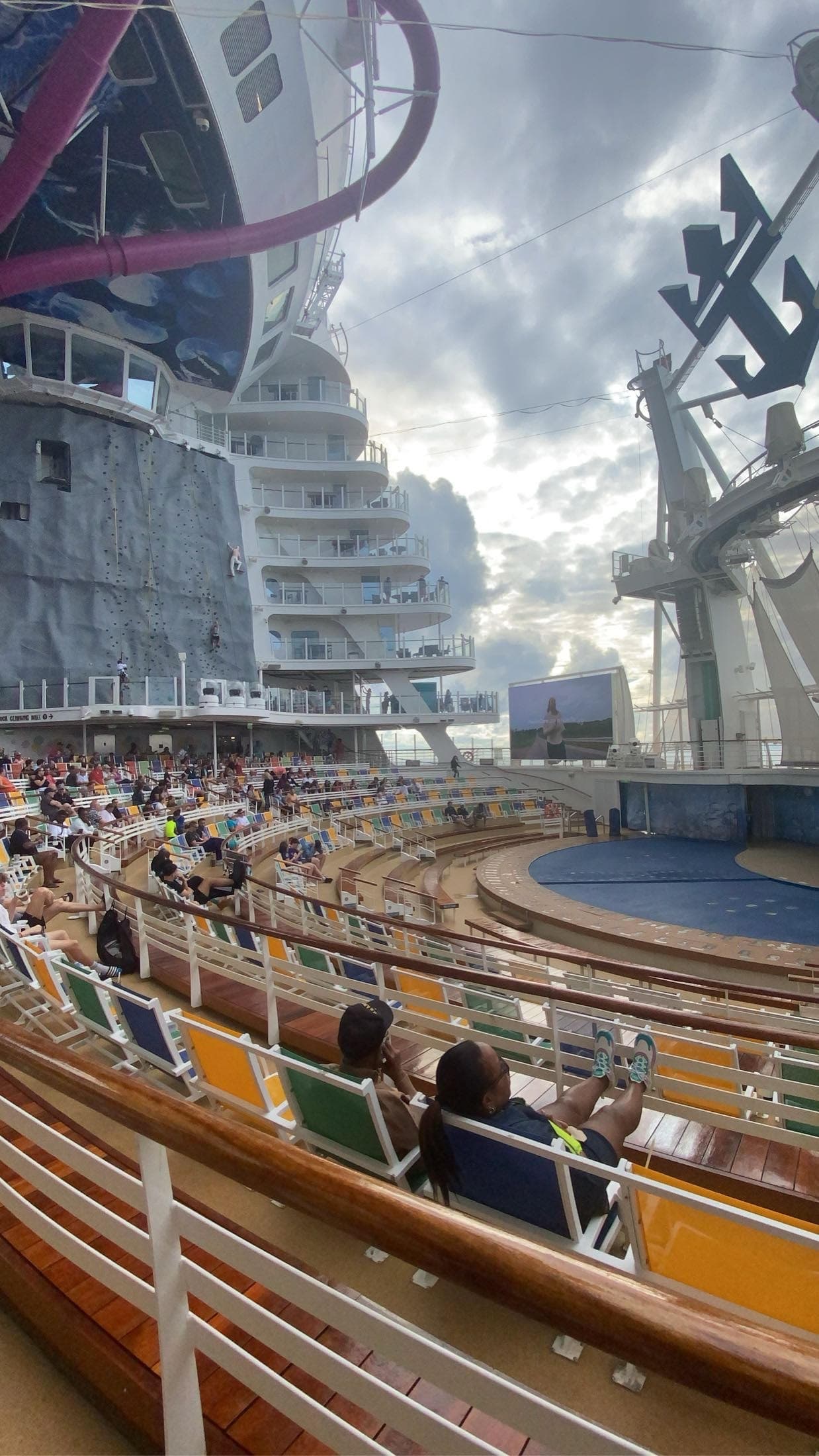 Outdoor theatre and rock climbing - Caroline Weilert